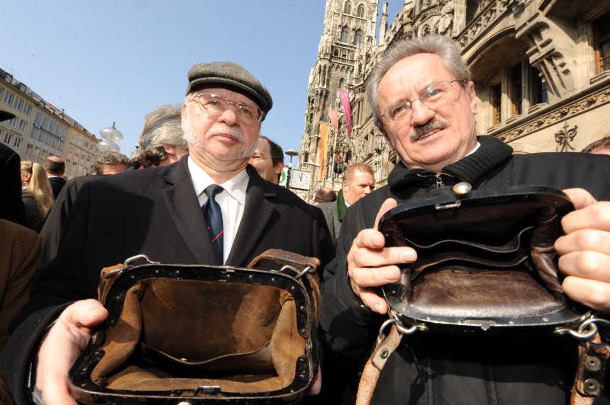 Christian Ude und Ernst Wolowicz beim Geldbeutelwaschen am Aschermittwoch, 2011