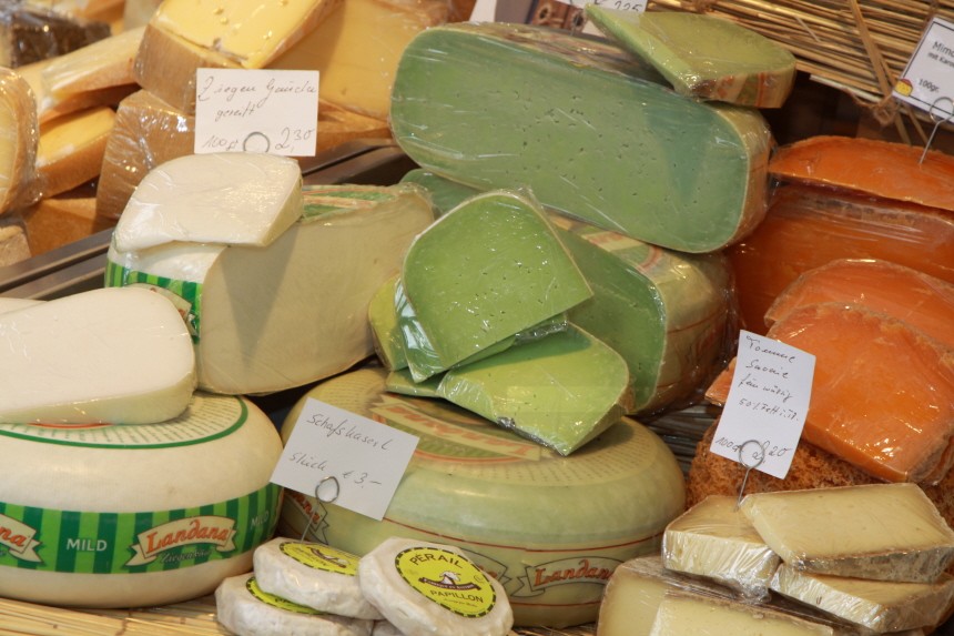 Käse im Tölzer Kasladen auf dem Viktualienmarkt, 2011