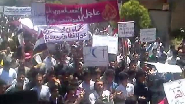 Proteste in Syrien: Syrische Regimegegner protestieren in Hama gegen den Präsidenten al-Assad. Allein in den letzten zwei Tagen wurden mehr als 90 Menschen bei Demonstrationen getötet.