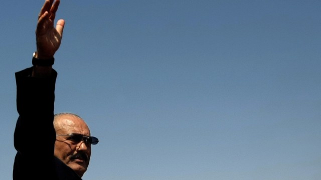 Jemen: Salih flieht nach Saudi-Arabien: Jemens Präsident Salih - hier auf einem Archivbild - wird derzeit in Saudi-Arabien medizinisch versorgt.