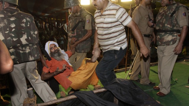 Indien: Yogi im Hungerstreik: Polizisten in Delhi vertreiben einen Anhänger des Yogis Baba Ramdev.