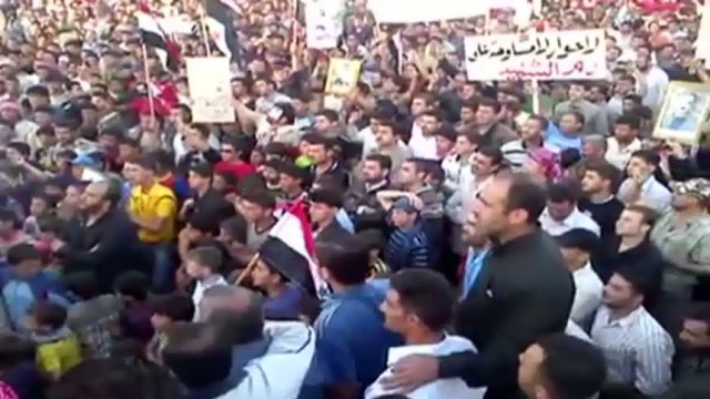 Gewalt in Syrien: Demonstration gegen das Regime in der syrischen Provinz Idlib (Archivbild). Im Nordwesten des Landes eskaliert die Gewalt zwischen Regierungsgegnern und Soldaten.