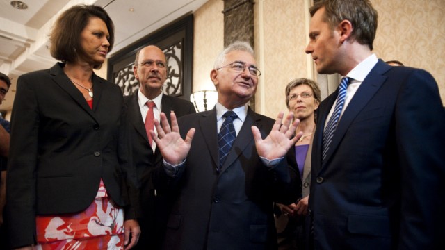 Besuch aus Brüssel: EU-Kommissar John Dalli mit den deutschen Ministern Ilse Aigner (CSU) und Daniel Bahr (FDP) Ehec