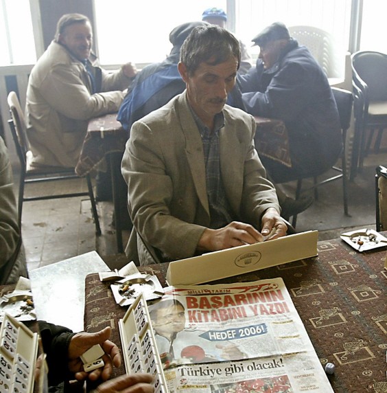 Türkische Männer im Cafe, 2004