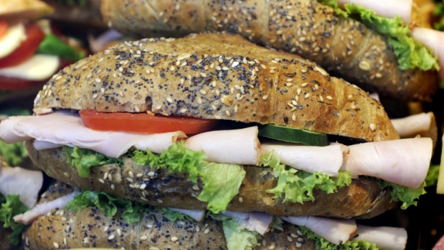 Auslage eines Imbiss-Standes mit Sandwiches