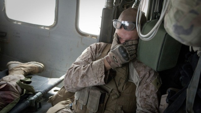 Obamas Afghanistan-Strategie: Riskanter Einsatz am Hindukusch: Verletzter US-Soldat an Bord eines Hubschraubers über Afghanistan.