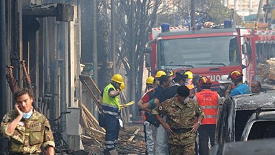 Zugunglück in Viareggio: Trümmer, Dreck und Staub machten den Helfern auf der Suche nach Verschütteten die Arbeit noch schwerer. Mehr als 300 Feuerleute waren im Einsatz.