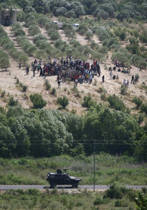 Syrian refugees at border to Turkey
