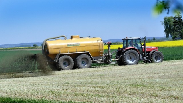 Belastetes Trinkwasser in Deutschland: Auf deutschen Äckern werden zuviel Gülle und Gärreste aus Biogasanlagen ausgebracht.