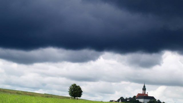 Duestere Wolken ueber Kloster Andechs
