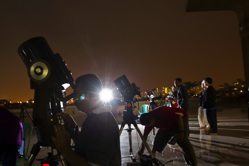 Malaysian observe Lunar eclipse in Putrajaya