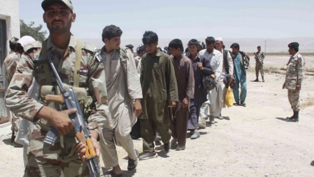Pakistani security forces detain Afghani illegal immigrants
