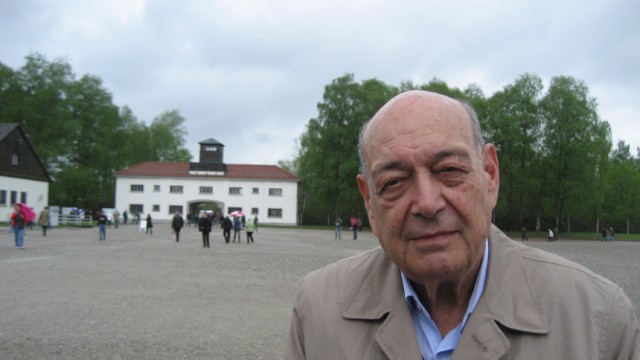 Maurice Cling KZ Dachau Holocaust Überlebender Zweiter Weltkrieg Zeitzeuge Schreibtisch