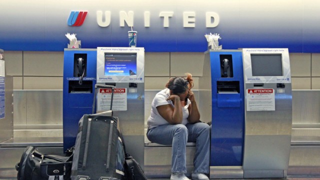 Netzwerkausfall bei United Airlines: Gestrandete Passagiere überall: Ein Netzwerkproblem hat den Flugverkehr von United Airlines stark beeinträchtigt.