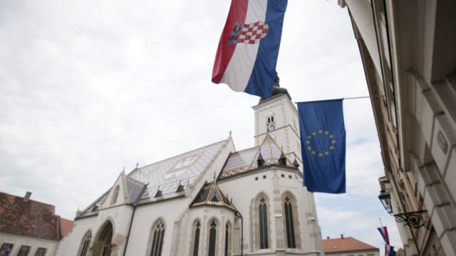 Treffen der EU-Außenminister: Die europäische und die kroatische Flagge am Parlamentsgebäude in Zagreb: Kroatiens EU-Beitritt zum 1. Juli 2013 ist nun so gut wie beschlossene Sache.