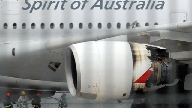 Vergleich nach Turbinenexplosion: Das verbrannte Treibwerk der Qantas-Maschine nach der Notlandung in Singapur. Hersteller Rolly-Royce zahlt nun wegen des Vorfalls 70 Millionen Euro an die australische Fluglinie.