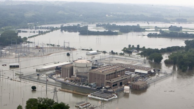USA: Der Metallzaun war für den Fluss keine Barriere: Das Missouri-Hochwasser hat Teile des Kernkraftwerks Fort Calhoun überflutet.