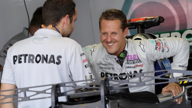Formel 1: Michael Schumacher: Gut gelaunt in Valencia: Michael Schumacher und seine Kollegen vom Mercedes-Team.