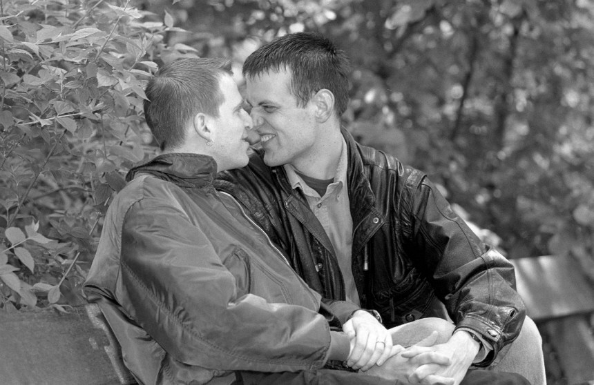 Homosexuelles Paar auf Parkbank
