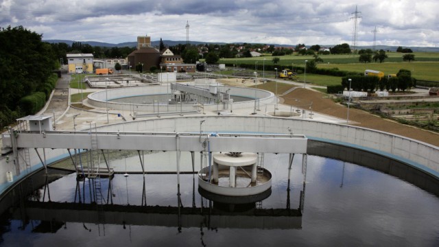 An overview shows the purification plant of Ober-Erlenbach where EHEC bacteria were found on the outskirts of Frankfurt