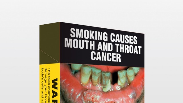 Australien: Gesetz gegen Tabakindustrie: Verfaulte Zähne auf der Zigarettenpackung: Mit drastischen Bildern wie diesen will die australische Regierung Raucher zum Aufhören bewegen - und Nichtraucher vom Griff zum Glimmstengel abhalten.