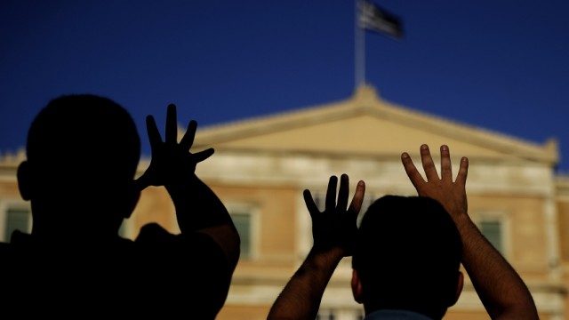 Proteste gegen Sparpaket: Griechische Demonstranten vor dem Parlament in Athen: Von diesem Dienstag an wollen die Griechen ihr Land 48 Stunden lang lahmlegen.