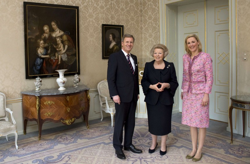 Germany's President Wulff and his wife Bettina pose with Dutch Queen Beatrix at the Huis den Bosch Palace in the Hague