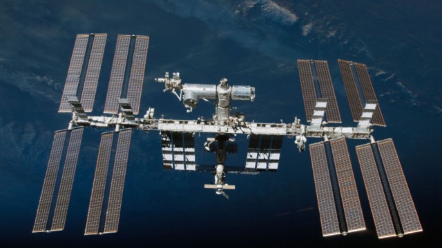 Internationale Raumstation ISS von Wrack bedroht