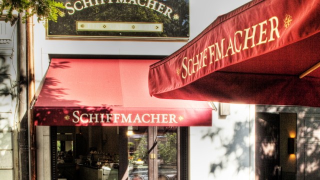 Café Schiffmacher: Draußen sitzen mit Blick auf den Viktualienmarkt: Die Außenplätze des Café Schiffmacher laden zu Kaffee und Kuchen ein.