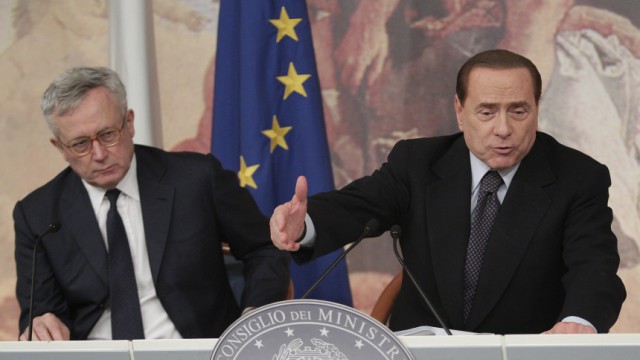 Eurokrise: Italiens Ministerpräsident Silvio Berlusconi (rechts) gibt gemeinsam mit Finanzminister Giulio Tremonti die Pläne für das italienische Sparpaket bekannt. Insgesamt sollen innerhalb der kommenden dreieinhalb Jahre 47 Milliarden Euro eingespart werden.