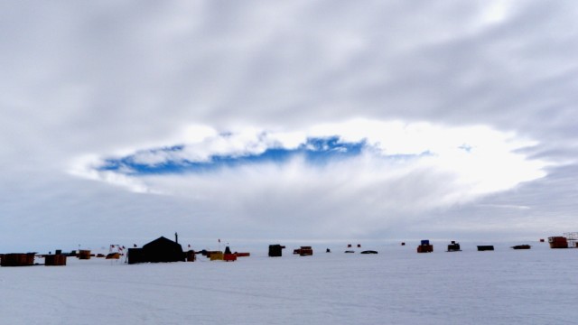 Flugzeuge stanzen Löcher in Wolken und lassen es schneien