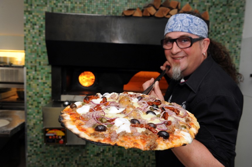 Sternekoch Stefan Marquard mit Pizza, 2010
