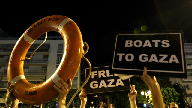 Nahost-Konflikt: Streit um "Friedensflotte": Proteste vor der US-Botschaft in Athen: Pro-palästinensische Aktivisten demonstrieren gegen die Festsetzung ihrer Hilfsflotte.