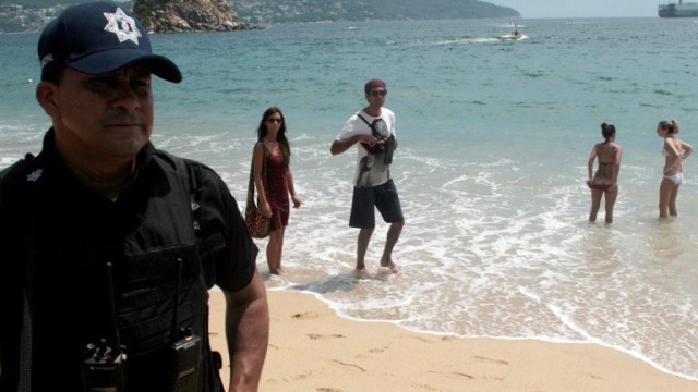 Urlaub in Mexiko: Ein Sicherheitsbeamter patrouilliert am Strand von Acapuluco.