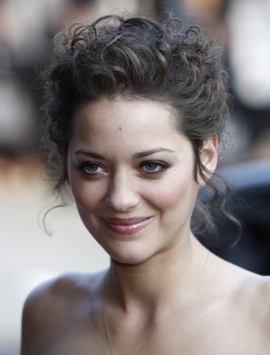 Cast member Marion Cotillard of 'Public Enemies' arrives for a screening in Chicago