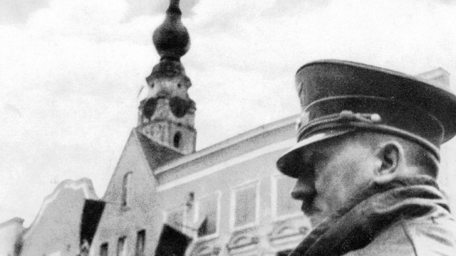 Adolf Hitler bei einem Besuch seiner Geburtsstadt Braunau. SZ Photo / Scherl