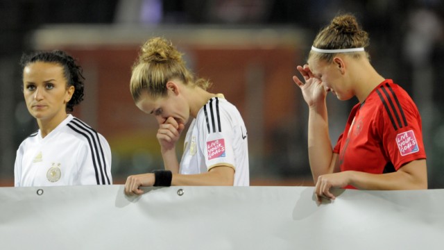 Frauen-WM 2011: Aus für Deutschland: Fassungslos und niedergeschlagen: Deutschlands Fußballerinnen konnten das Ausscheiden im ersten Moment selbst nicht glauben.