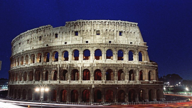Schuldenkrise in Italien: Das Kolosseum in Rom bei Nacht.
