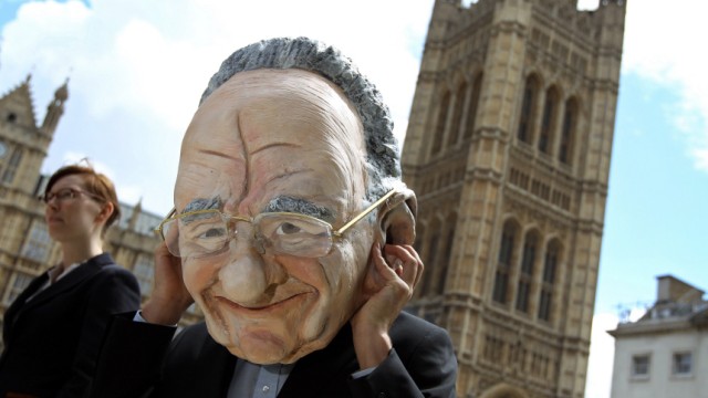 Übernahme von BSkyB scheitert: Ein Demonstrant in London verkleidet als Rupert Murdoch. Der zunehmende Protest in Großbritannien hat den Medienmogul zum Umdenken gebracht.