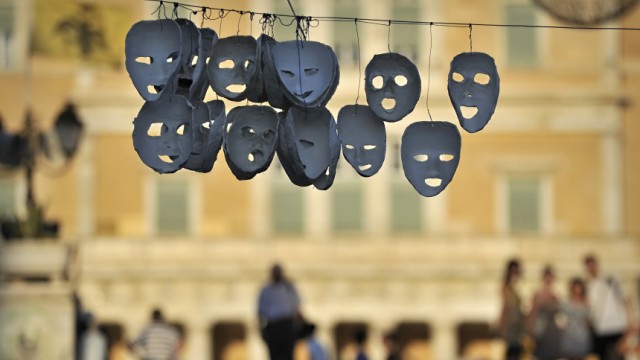 Schuldenkrise: Protest-Masken auf dem Syntagma-Platz in Athen. Europa muss in der Schuldenkrise Panikreaktionen vermeiden