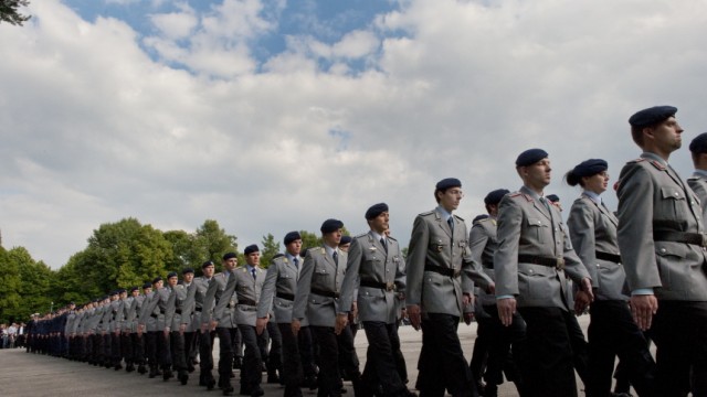 Neubiberg, Bundeswehr-Uni,  632 Studierende werden zum Leutnant und damit zum ersten Offizierdienstgrad befördert.