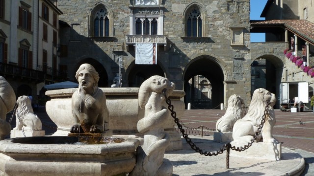 Norditalien: Lombardei: Die Piazza Vecchia in Bergamo