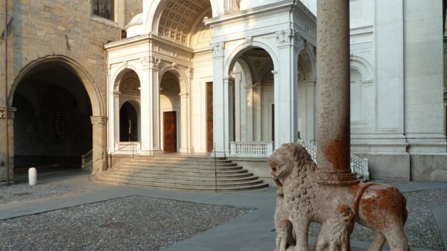 Norditalien: Lombardei: Der Platz vor dem Dom und der Kirche Santa Maria Maggiore