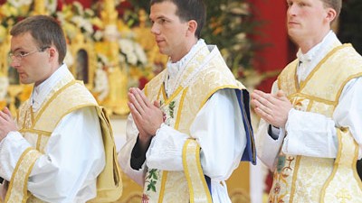 Kirche: Drei Priester weihte die Bruderschaft im bayerischen Zaitzkofen