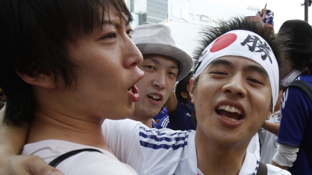 Fußball-WM: Freude in Japan: Freude auf Tokios Straßen: Die Menschen feiern den Erfolg der Fußballfrauen als willkommene Abwechslung.