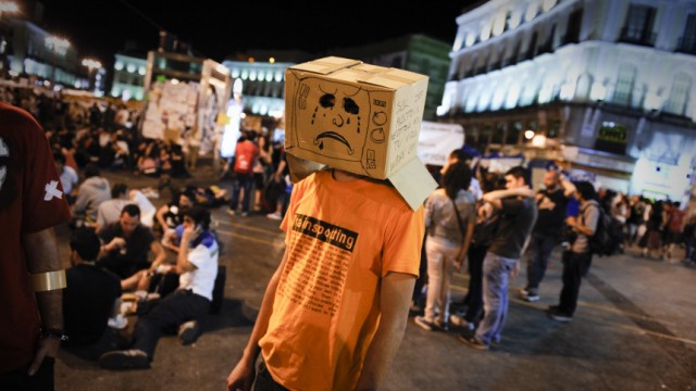 Spanier gegen den Fachkräftemangel: Ein Demonstrant in Madrid verleiht seinem Ärger über die hohe Arbeitslosigkeit in Spanien Ausdruck.
