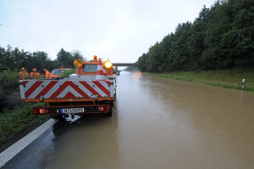 Autobahn nach heftigen Regenfällen überflutet