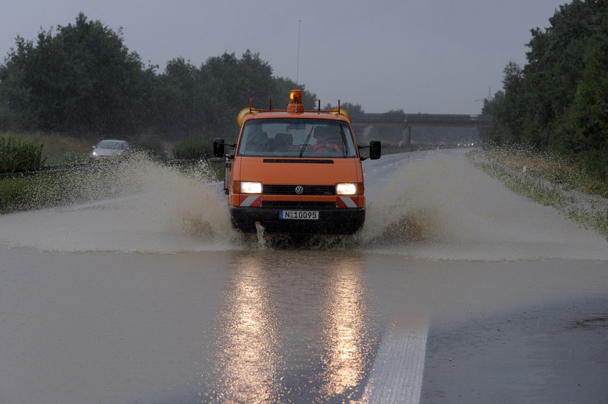 Autobahn nach heftigen Regenfällen überflutet