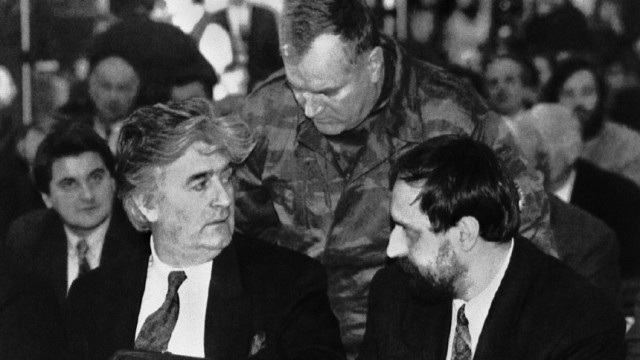 Serbien: Goran Hadzic verhaftet: Drei der wichtigsten mutmaßlichen serbischen Kriegsverbrecher 1993: Radovan Karadzic (links) war Präsident der selbsternannten Republika Srpska in Bosnien-Herzegowina.  Er wurde 2008 gefasst. Er gilt unter anderem als verantwortlich für das Massaker von Srebrenica 1995. Ratko Mladic (Mitte) war General der bosnisch-serbischen Armee. Er wurde 2011 gefasst. Das UN-Tribunal wirft ihm ebenso wie Mladic Genozid, Verbrechen gegen die Menschlichkeit und Kriegsverbrechen vor. Goran Hadzic (rechts) ist 1993 Präsident der Republik Serbische Krajina. Auf dem Gebiet dieses selbsternannten Staates haben die Serben zu dieser Zeit Tausende Kroaten und andere Nichtserben deportiert oder ermordet.