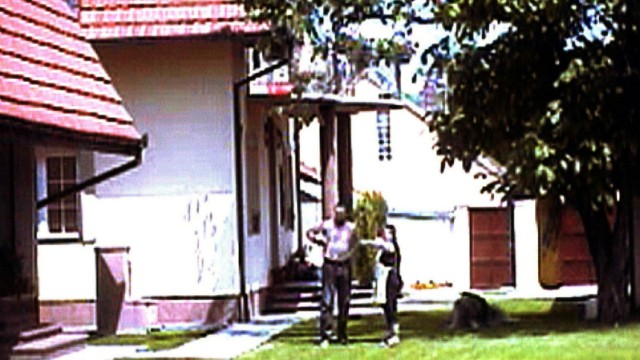 Serbien: Goran Hadzic verhaftet: Goran Hadzic im Garten seines Hauses in Novi Sad 2004, kurz nachdem das UN-Tribunal in Den Haag Anklage gegen ihn erhoben hat. Der mutmaßliche Kriegsverbrecher tauchte ab, bevor er festgenommen werden konnte.
